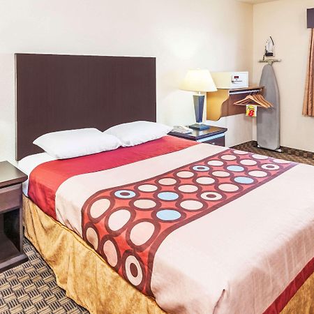 Отель Super 8 By Wyndham Calgary/Airport Экстерьер фото