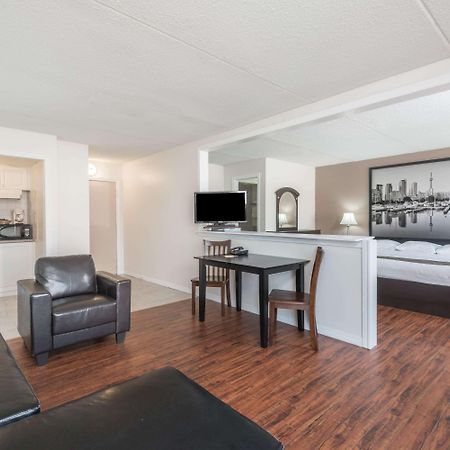 Отель Super 8 By Wyndham Calgary/Airport Экстерьер фото