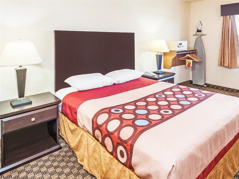 Отель Super 8 By Wyndham Calgary/Airport Экстерьер фото