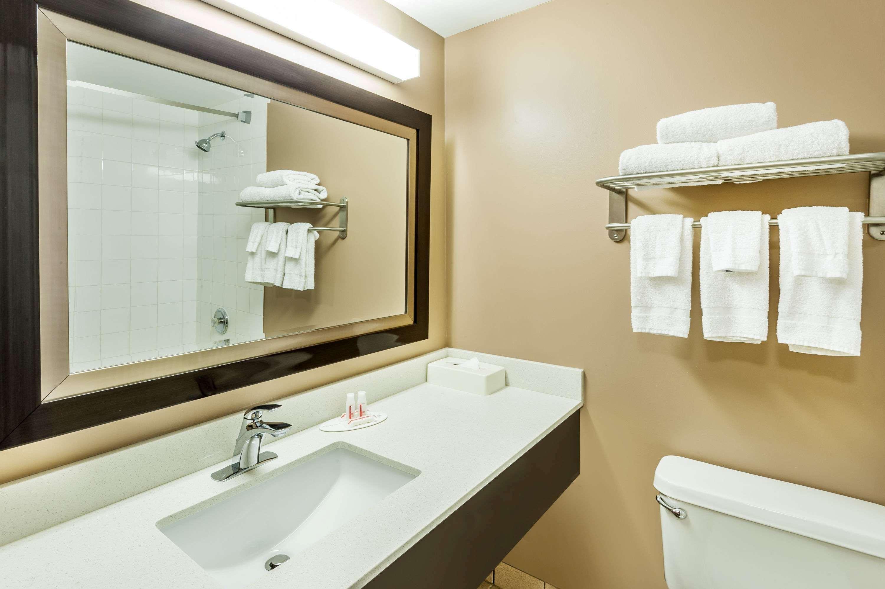 Отель Super 8 By Wyndham Calgary/Airport Экстерьер фото