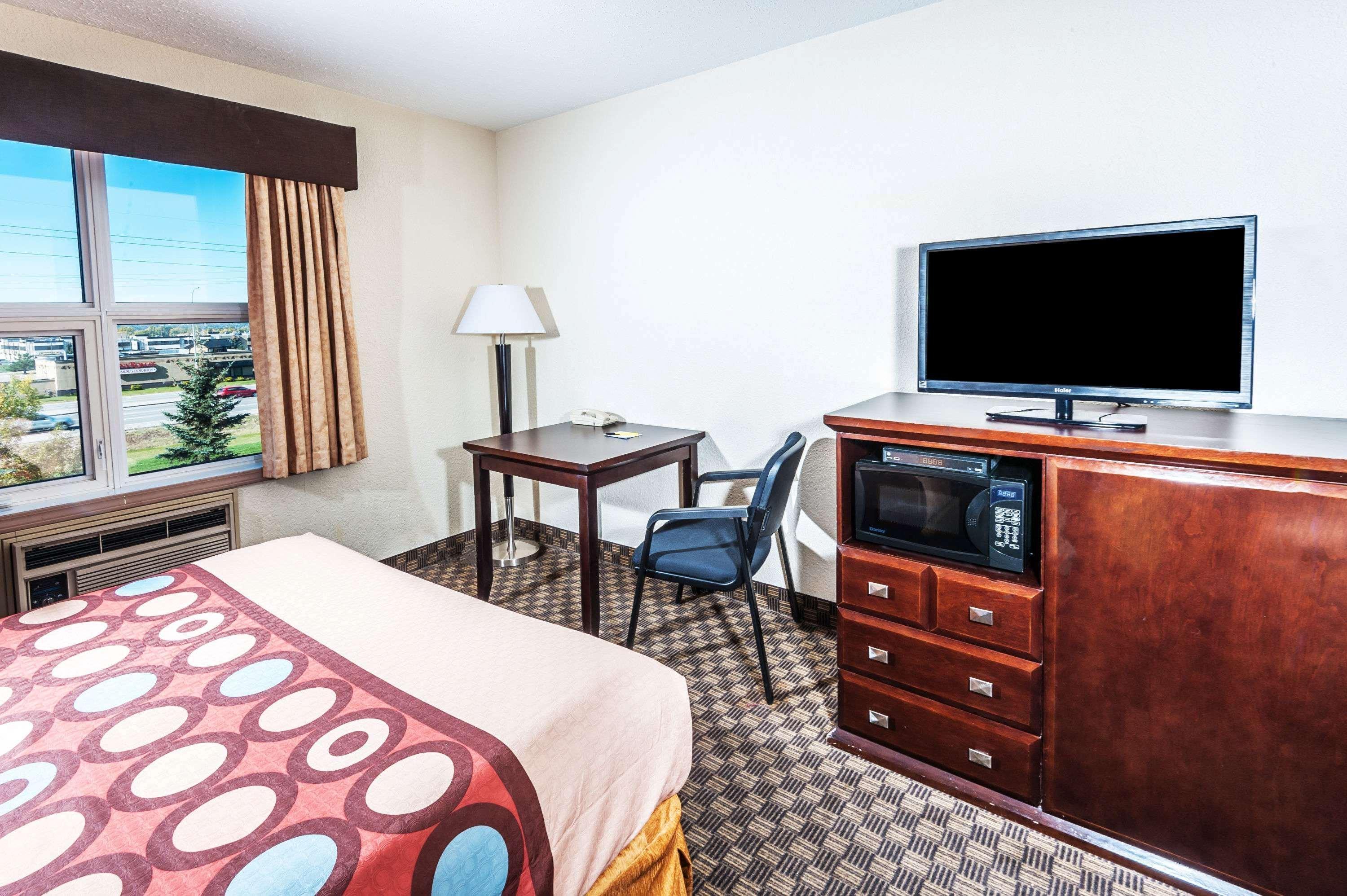 Отель Super 8 By Wyndham Calgary/Airport Экстерьер фото