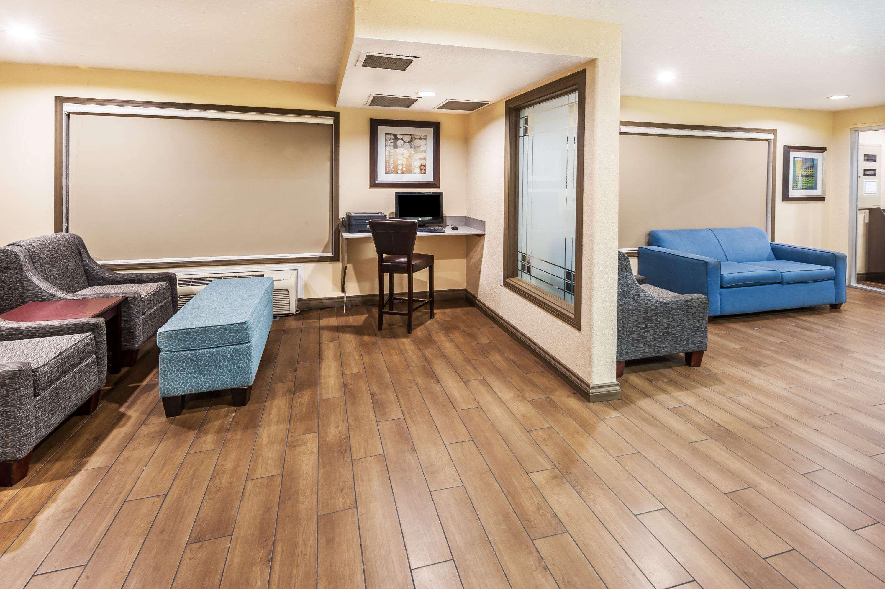 Отель Super 8 By Wyndham Calgary/Airport Экстерьер фото