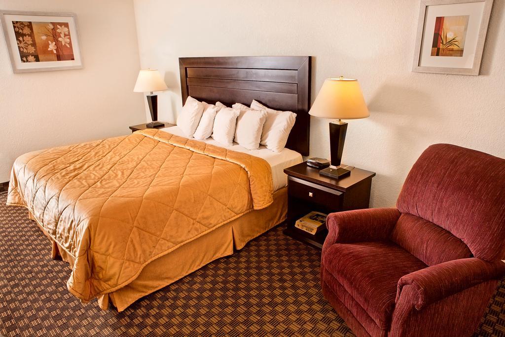 Отель Super 8 By Wyndham Calgary/Airport Экстерьер фото