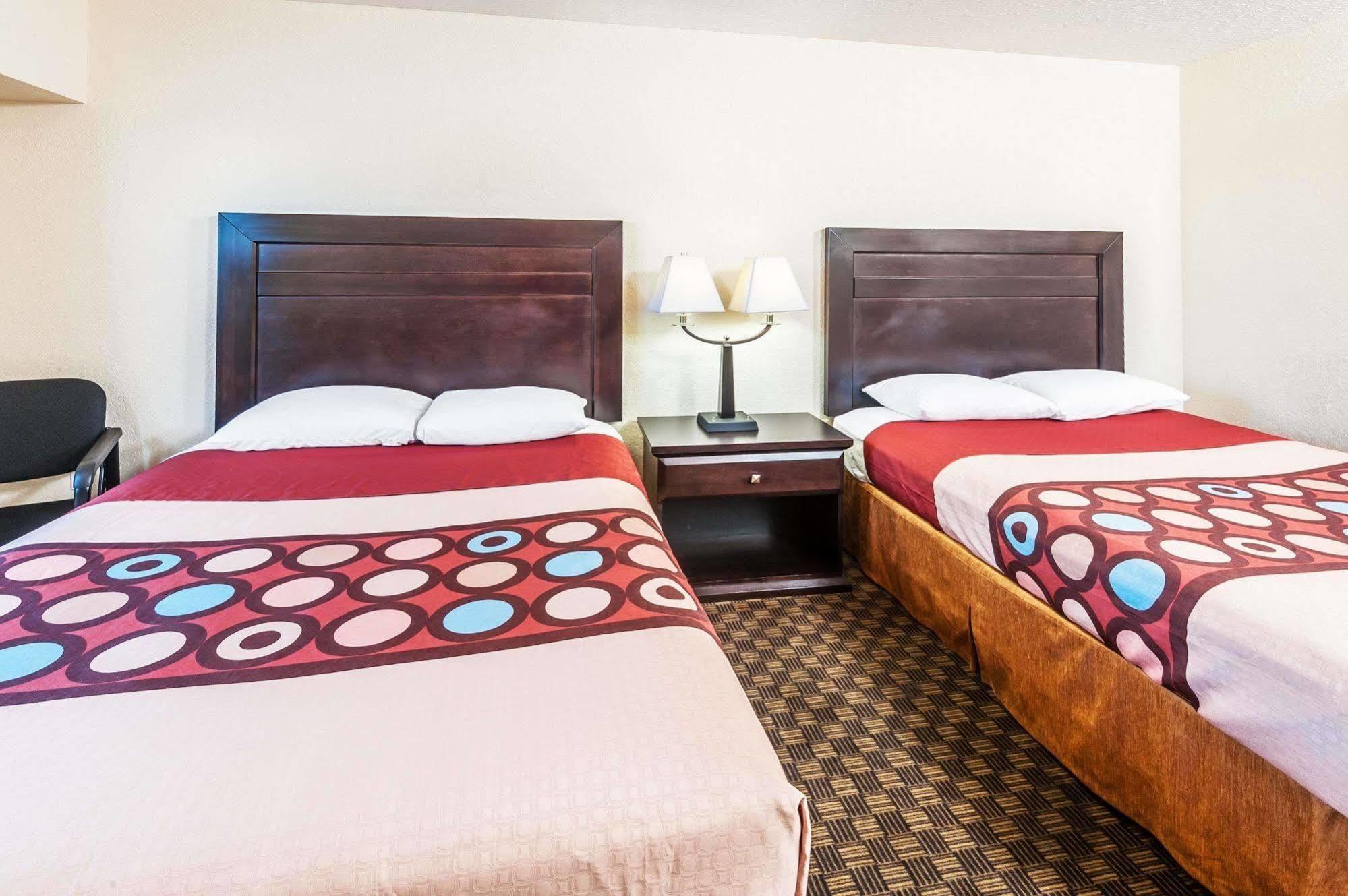 Отель Super 8 By Wyndham Calgary/Airport Экстерьер фото